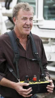 Jeremy Clarkson und seine Kollegen stehen heute vor der Herausforderung, eine Reihe von Häusern abzureißen.