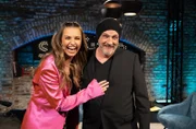 Zahlreiche Höhepunkte der Sendung "Sträter" aus Jahr 2023 werden in diesem Zusammenschnitt noch einmal präsentiert. - Torsten Sträter (r) mit seinem Gast: Laura Wontorra, Deutsche Fernsehmoderatorin.