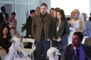Der Plan, den Mutanten zu ihnen zu locken, scheint zu funktionieren. Doch Vincent (Jay Ryan, l.) kann - anders als Catherine (Kristin Kreuk, r.) - kaum durchhalten ...