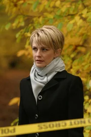 Det. Lilly Rush (Kathryn Morris) muss sich mit dem Mord an einer Frau beschäftigen, die ertränkt im Teich des Luxusviertels Chestnut Hill gefunden wurde ...