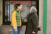 Annalena (Heidrun Gärtner, links) diskutiert mit Theresa (Ursula Erber) über ihre aktuelle Situation.