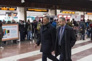 Jack Crawford (Laurence Fishburne, l.) und Inspector Pazzi (Fortunato Cerlino, r.) suchen nach Hinweisen, doch Mason Vergers lukratives Angebot bringt den Commissario auf dumme Gedanken ...