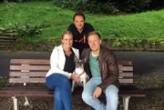Jenny Pappert und Patric Dressia (r.) dachten eigentlich, ihre Französische Bulldogge "Gretel" ausreichend zu beschäftigen. Dennoch kann die quirlige Hündin nicht genug bekommen. Jeden Stock und jeden Ball möchte sie besitzen und nie wieder rausrücken. Das Paar weiß nicht mehr weiter und bittet Martin Rütter um Hilfe.