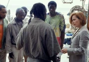Während Scully (Gillian Anderson, r.) bei den Ermittlungen davon überzeugt ist, dass die Artefakte Fälschungen sind, beginnt Mulder plötzlich, Stimmen in seinem Kopf zu hören ...