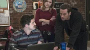 Wer spioniert wen aus? Die Stimmung in der Unit ist angespannt. Otis (Yuri Sardarov, l.), Erin Lindsay (Sophia Bush) und Jay Halstead (Jesse Lee Soffer) versuchen die Missdachtfälle zu klären.