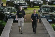 CGIS Agent Neil Pike (Mark Gessner, l.); Jane Tennant (Vanessa Lachey, r.)