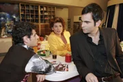 Im Beisein von Sophie (Gabrielle Scharnitzky, M.) behauptet Rokko (Manuel Cortez, l.) vor David (Mathis Künzler, r.), dass dieser Lisas Herz besetzt hält.