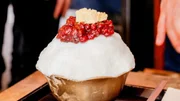 Patbingsu, das hier im „Mok Myeok San Bang“ in Seoul serviert wird, ist ein koreanisches Eis, mit Kondensmilch gesüßt, garniert mit roter Bohnenmarmelade und zähen Reiskuchen, bestäubt mit geröstetem Sojabohnenpulver. Patbingsu, das hier im „Mok Myeok San Bang“ in Seoul serviert wird, ist ein koreanisches Eis, mit Kondensmilch gesüßt, garniert mit roter Bohnenmarmelade und zähen Reiskuchen, bestäubt mit geröstetem Sojabohnenpulver.