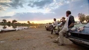 Jeremy Clarkson, Richard Hammond und James May mit Autos am Wasser