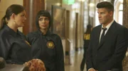 Brennan (Emily Deschanel, l.), Cam (Tamara Taylor), Booth (David Boreanaz) wurden zum Denkmal von Abraham Lincoln gerufen, um dort die blutigen Fragmente einer Leiche zu untersuchen und den Sinn einer mit Blut geschriebenen Botschaft zu entschlüsseln.