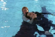 Auf der Modepräsentation verguckt sich Lisa (Alexandra Neldel, l.) prompt in David (Mathis Künzler, r.). Und weil sie sich nicht an ihm satt sehen mag, ist sie die Einzige, die mitbekommt, wie der Womanizer in einen Swimmingpool fällt und ohnmächtig untergeht. Beherzt springt sie hinterher ...
