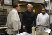 Der Sternekoch Gordon Ramsay (M.) muss den Köchen im Café Tavolini noch einiges beibringen ...
