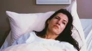 Walter (Katy Karrenbauer) liegt nach ihrer Fehlgeburt im Krankenbett.