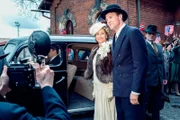 Kronprinzessin Märtha (Sofia Helin) und Kronprinz Olav (Tobias Santelmann) unternehmen eine Reise durch die USA.