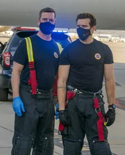 Bobby Nash (Peter Krause, l.); Evan "Buck" Buckley (Oliver Stark, r.)