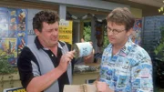 Benno (Willi Thomczyk, li.) und Lothar (Rene Heinersdorff) mit der Dose, die Pröter im Kiosk zum Bezahlen aufgestellt hat. Benno findet das unverantwortlich von Pröter: Was ist, wenn die Dose gestohlen wird?