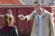 Hanna (Paula Schramm) wird von Mölders (Bert Böhlitz) in Empfang genommen, der sie mit Waffengewalt zur Herausgabe des Medikamentes zwingen will...