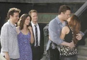 Wenn einer von ihnen einen Doppelgänger von Barney entdeckt, legen Lily und Marshall los, ein Kind zu zeugen: Ted (Josh Radnor, l.), Marshall (Jason Segel, 2.v.r.), Barney (Neil Patrick Harris, M.), Lily (Alyson Hannigan, r.) und Robin (Cobie Smulders, 2.v.l.) ...
