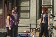 Doppelgänger? Barney (Neil Patrick Harris, r.) begegnet Marshall (Jason Segel, M.) und Lily (Alyson Hannigan, l.) als estnischer Straßenakrobat ...