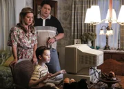 Ein teurer Wunsch von Sheldon (Iain Armitage, vorne) bringt seine Eltern Mary (Zoe Perry, l.) und George (Lance Barber, r.) in eine missliche Lage ...