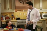 Da Mia ein striktes Programm für Charlie (Charlie Sheen, r.) zusammengestellt hat, sieht er sich gezwungen seiner Leidenschaft für Bier und kubanischen Zigarren heimlich in der Garage nachzugehen, wo er prompt von seinem Neffen Jake (Angus T. Jones, l.) und seiner Haushälterin Berta erwischt wird.