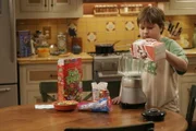 Jake (Angus T. Jones) backt sich einen Geburtstagskuchen ...