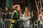 Barney (Neil Patrick Harris, vorne) nimmt am New York City Marathon teil. Er springt für Marshall ein, der sich kurz zuvor den Zeh gebrochen hat. Robin (Cobie Smulders, l.) und Ted (Josh Radnor, r.) sind überrascht von seiner Leistung ...