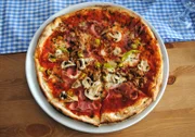 Beim finalen Testessen gibt's als Vorspeise den italienischen Klassiker: Pizza - doch wird sie die Gäste überzeugen können?