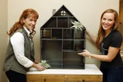 Können Karen (l.) und Mina (r.) aus einer heruntergekommenen Ruine, die wie durch ein Wunder noch nicht in sich zusammengefallen ist, ein beschauliches Zuhause machen?
