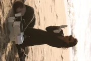 Dr. Alexx Woods (Khandi Alexander) bereitet sich für die Obduktion der Leiche (Darsteller unbekannt) vor...