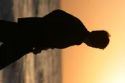 Nach dem erfolgreichen Tag beobachtet Lt. Horatio Caine (David Caruso) den Sonnenuntergang am Strand...
