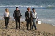 Der Mörder wurde von Calleigh Duquesne (Emily Procter, l.), Tim Speedle (Rory Cochrane, 2.v.l.), Lt. Horatio Caine (David Caruso, 2.v.r.) und Eric Delko (Adam Rodriguez, r.) überführt.