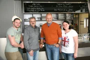 Axel (2.v.l.) investierte seine kompletten Ersparnisse und sogar seine Kinder Janine (r.) und Marcel (l.) beteiligten sich an dem neuen Bistro ihres Vaters. Doch jetzt bleiben die Gäste aus. Kann Frank Rosin (2.v.r.) der Familie helfen?