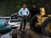 Horatio (David Caruso, l.) und Eric (Adam Rodriguez, r.) lassen ein Auto aus dem Fluss fischen ...