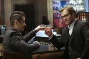 Ist es wirklich eine gute Idee, dass Bull (Michael Weatherly, r.) und sein Team für Bulls Ex-Frau Isabella, Bennys (Freddy Rodriguez, l.) Schwester, arbeiten?