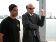 Versuchen einen neuen Mordfall aufzuklären: Eric Delko (Adam Rodriguez, l.) und Detective Frank Tripp (Rex Linn, r.) ...
