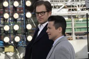 Danny (Freddy Rodriguez, r.) und Bull (Michael Weatherly, l.) glauben, dass ihre neue Klientin nicht die ganze Wahrheit erzählt. Haben sie damit recht?