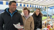 Trödelprofi Sükrü Pehlivan mit Marion und deren Tochter Angelique auf dem Flohmarkt.