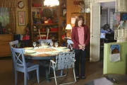 Frankie (Patricia Heaton) ist aufgeregt, als sie endlich Axls Freundin kennenlernt. Doch wie sird sie auf deren ungewöhnliche Eigenschaft reagieren?
