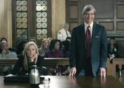 Staatsanwältin Serena Southerlyn (Elisabeth Rohm, li.) und ihr Kollege Jack McCoy (Sam Waterston, re.) sind von der Unschuld des Angeklagten Stephen Foreman im Mordfall des bekannten Musikproduzenten RC Flex überzeugt.
