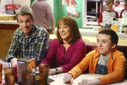 (v.l.n.r.) Mike (Neil Flynn); Frankie (Patricia Heaton); Brick (Atticus Shaffer)