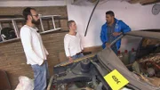 Von links: Sascha, Hanna und Trödelexperte Sükrü Pehlivan bei der ersten Begehung.
