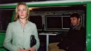 Hendrik (Ulrich Drewes) schämt sich vor seiner Frau Britta (Stefanie Japp), die ihn abholen muss, weil er von der Polizei gestoppt wurde und nicht weiterfahren darf...