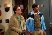 "The Big Bang Theory", "Strafe muss sein." Bernadette arrangiert ein Essen mit ihren Eltern und Howard. Um die Stimmung aufzulockern, lenkt Bernadette das Gespräch geschickt auf die Angelleidenschaft ihres Vaters. Und auf einmal sieht sich Howard mit der Tatsache konfrontiert, dass er fürs Wochenende mit seinem Schwiegervater zum Angeln verabredet ist. Inzwischen fühlt sich Sheldon verpflichtet, sich um die kranke Amy zu kümmern. Im Bild (v.li.): Johnny Galecki (Leonard Hofstadter), Kunal Nayyar (Rajesh Koothrappali).