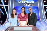 Moderatorin Esther Sedlaczek (M.) mit den Kandidaten des Teams "Schauspiel": Klara Deutschmann und Heikko Deutschmann  (v.l. am Panel)