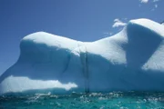 Die Reise quer durch Kanada, das zweitgrößte Land der Erde, 5.500 Kilometer entlang des 50. Breitengrades, ist eine Reise, bei der man an jedem Ort den kalten Hauch der Arktis spürt. Im Bild: ein Eisberg mit Bruchstelle.