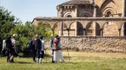 Raquel, Iván, Jana, Yun Soo, Luca und Úrsula kommen auf ihrem Weg nach Santiago de Compostela an einer wunderschönen alten Kirche vorbei (von li nach re: Verónica Echegui, Jaime Wang, Anna Schimrigk, Alberto Jo Lee, Andrea Bosca, Cecilia Suárez).