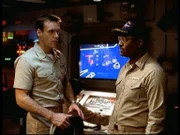 Harm (David James Elliott, l.) und Commander Burke (James Pickens jr., r.) machen Jagd auf das gestohlene U-Boot.