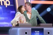 Die Kandidaten vom Team "Liebe" Julia Röntgen (Autorin, l.) und Sasha (Sänger, M.) sind ein Ehepaar.
