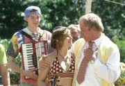 Johannes (Ulrich Pleitgen, r.) bedankt sich bei seiner Enkelin Julia (Caroline Schneider, M.) für ihr Geburtstagsständchen.